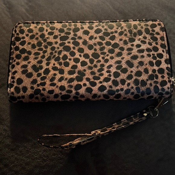 Handbags - NWOT Animal Print Wristlet